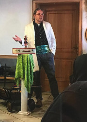 Erzähler Künstler mit Figur